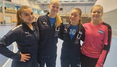 Fire jenter på Regional samling med 2010