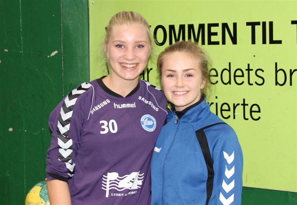 To 99-jenter på regional samling