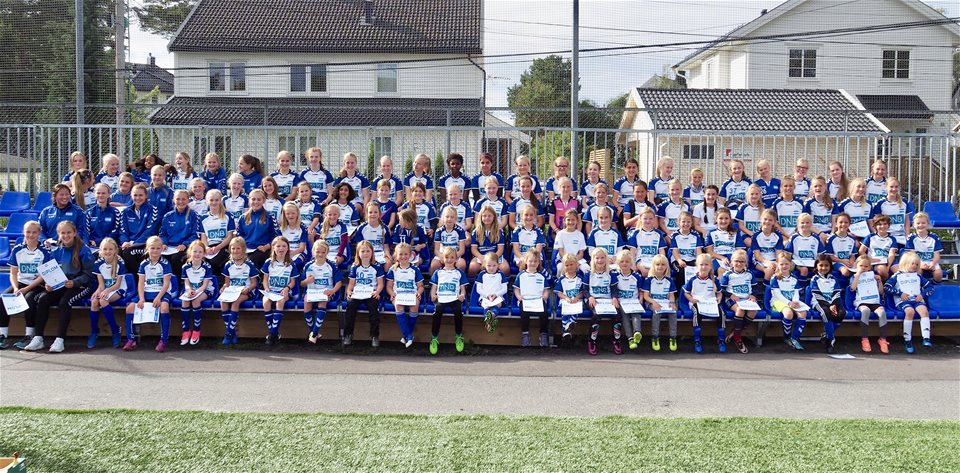 Jentefotballdag i strålende sol