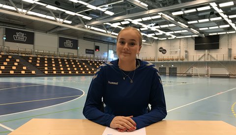 To unge spennende jenter på plass