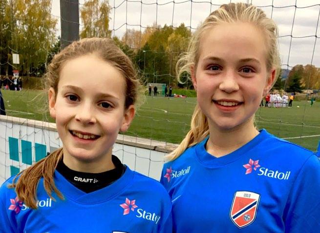 To 03-jenter på kretslagssamling