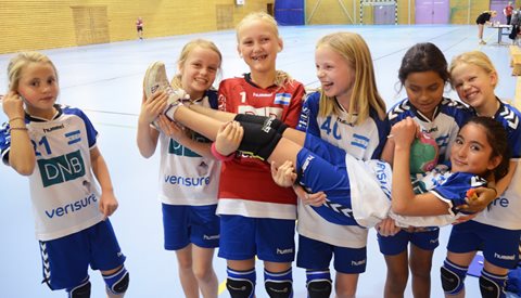 Avlyste egen bursdagsfest for å spille håndball